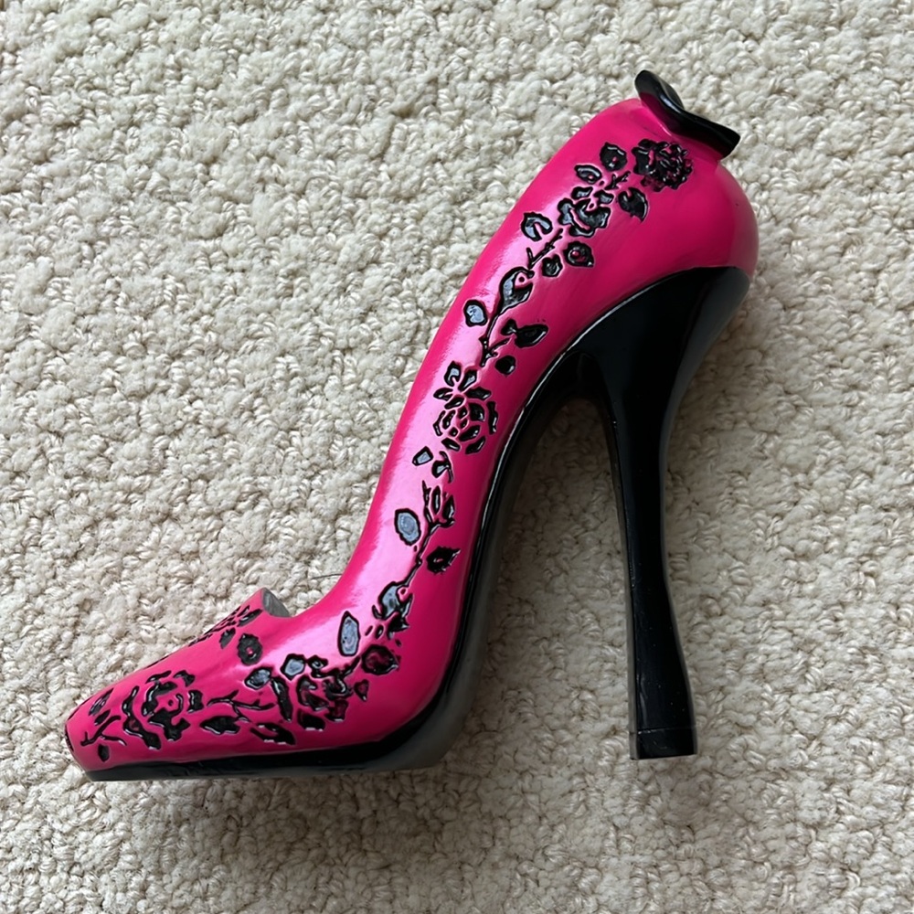 Fun pink ring holder. - Picture 2 of 4